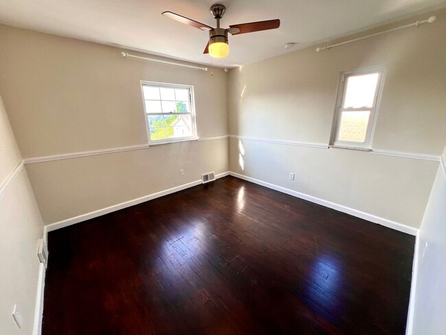 Building Photo - Brentwood - Stunning 3 Bedroom 2 Bathroom ...
