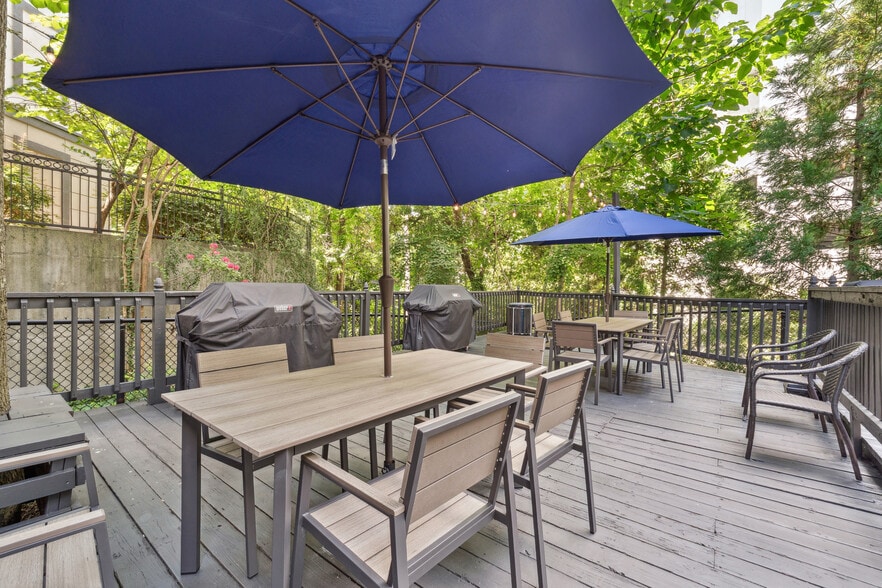 Building Photo - 3481 Lakeside Dr NE