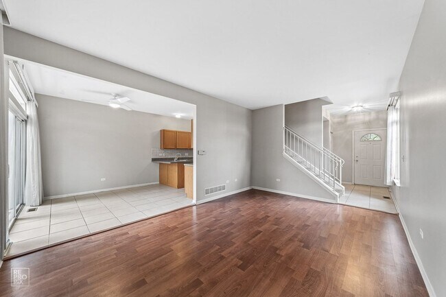 Building Photo - End Unit Three Bedroom Two and a Half Bath in North Naperville