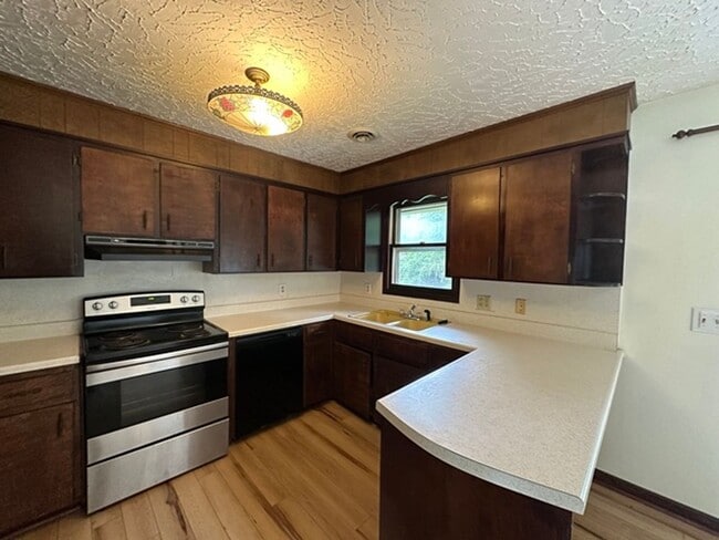 Building Photo - Rare 3BR/3BA Standalone Home Near VT Campus
