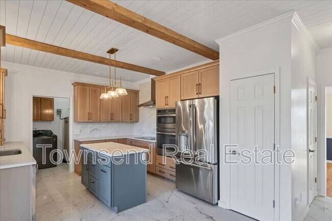 Building Photo - 695 Cedar Point