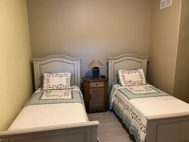 Building Photo - Stunning 3 bedroom Condo in Hammock Bay......
