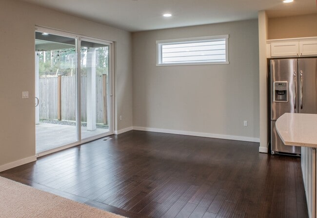 Building Photo - Beautifully Crafted 5bd/3bth home W/ Fence...