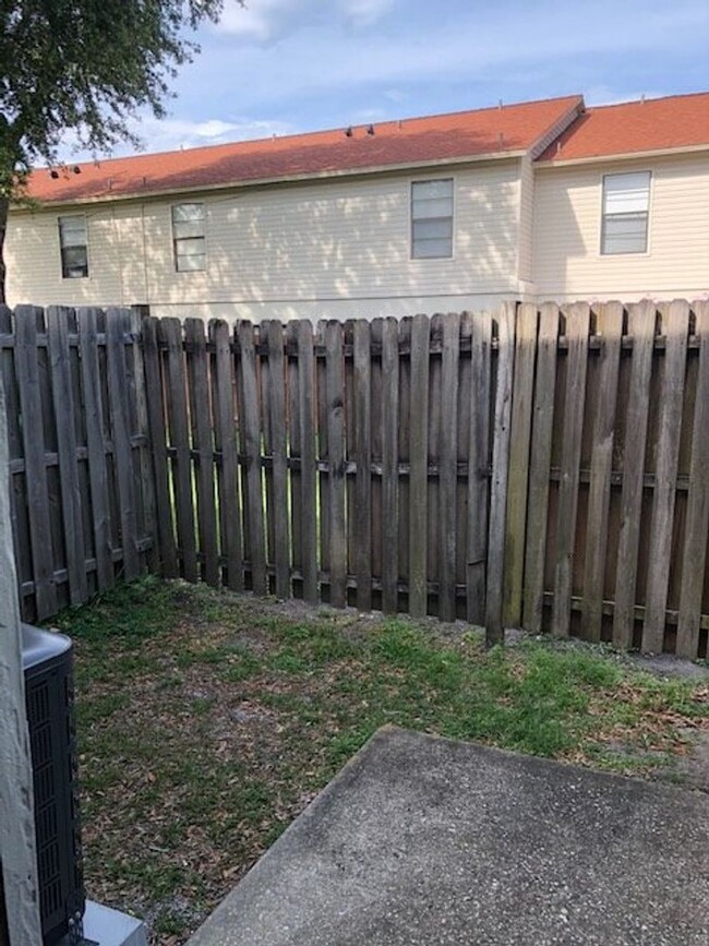 Building Photo - Perfectly Located 2Bed 1.5Bath For Rent in...