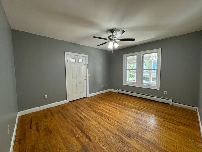 Building Photo - 1 Bedroom First Floor Unit