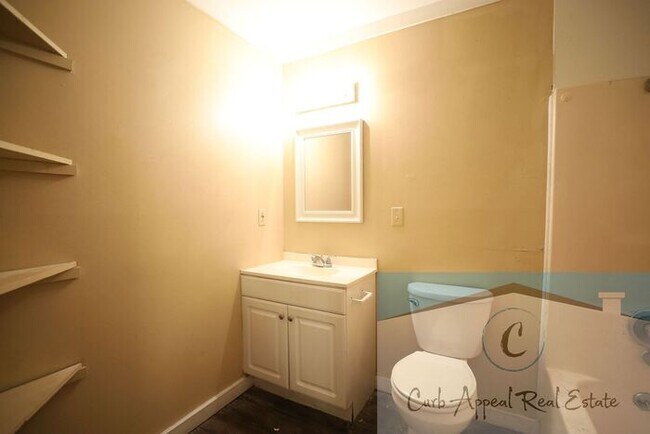 Building Photo - Spacious 1 bed /1 full bath apt