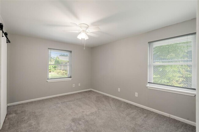 Building Photo - 2210 Chestnut Ln