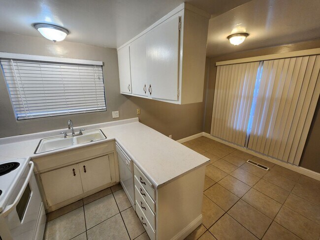 Building Photo - 2010 18th St