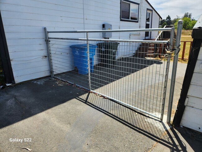 Building Photo - Beautiful home in a private country setting - Lots of light, Great Location.