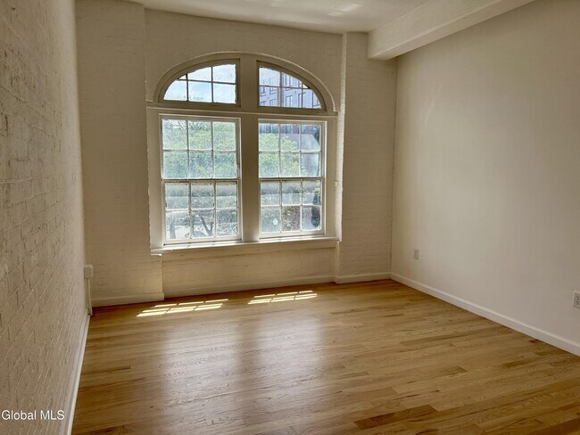 Building Photo - 155 River St