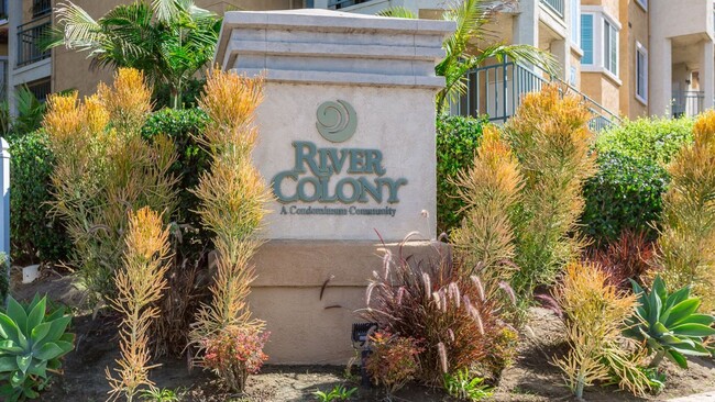 Building Photo - Corner condo in the highly desirable River...