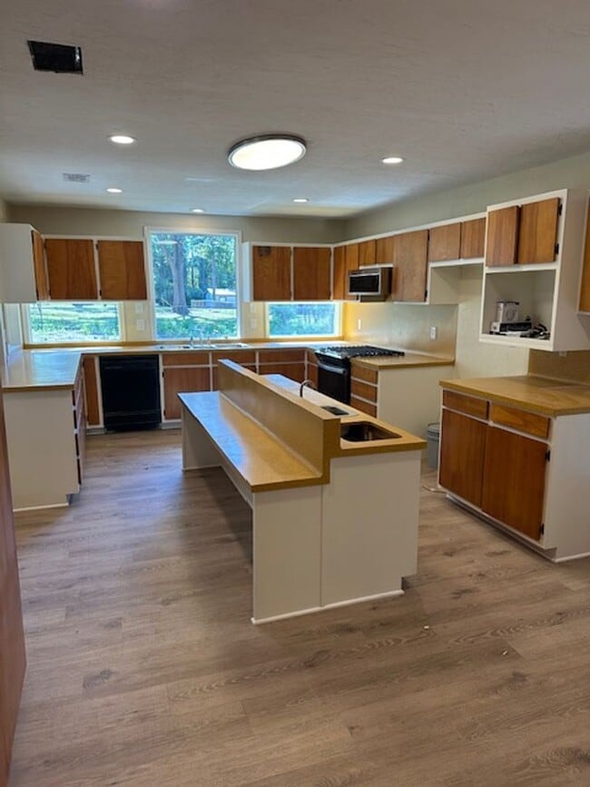 Building Photo - 4/2/1  LISD Fenced yard and pet friednly