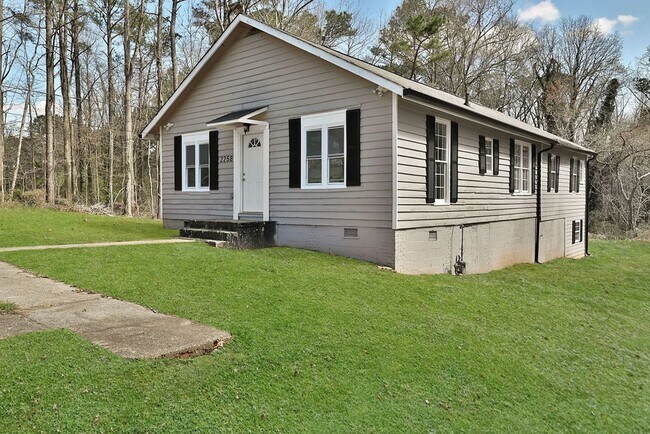 Building Photo - Beautiful renovated Home