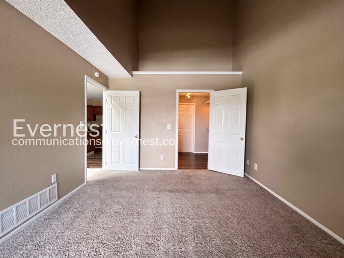 Building Photo - 12043 W Cross Dr