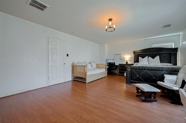 Building Photo - 15214 Mission Forest Dr
