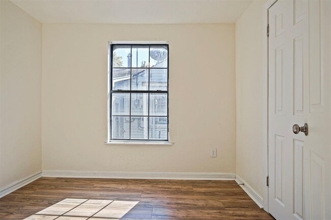 Building Photo - 2812 S Broadway Ave