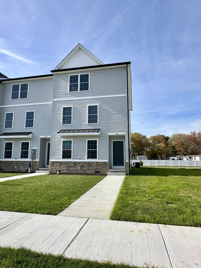 Building Photo - 226 Rojan Rd
