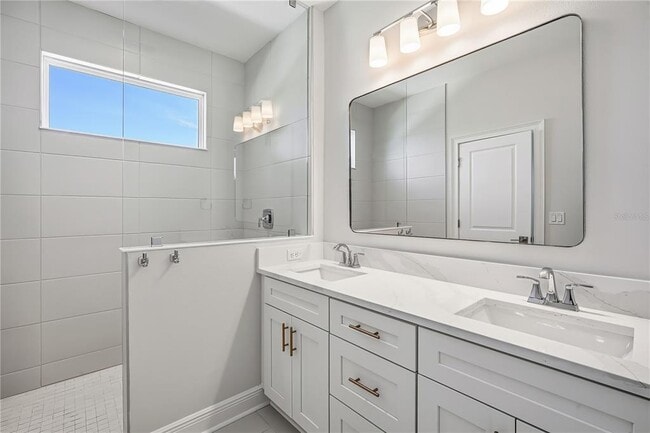 Building Photo - 2409 W Fig St