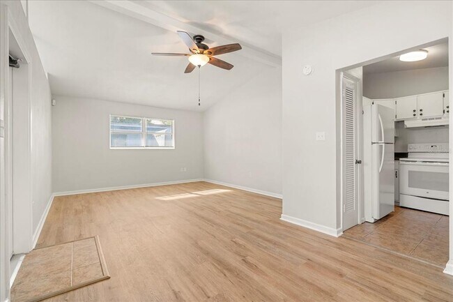 Building Photo - 1104 W Hillcrest Dr