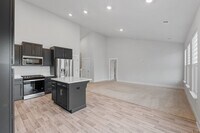 Building Photo - Beautiful 4 Br, 2 BA Home with 2 Car Garag...