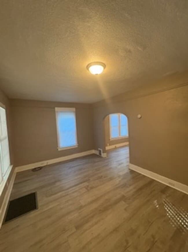 Building Photo - 3 Bedroom / 2 Bathroom House in Peoria, IL