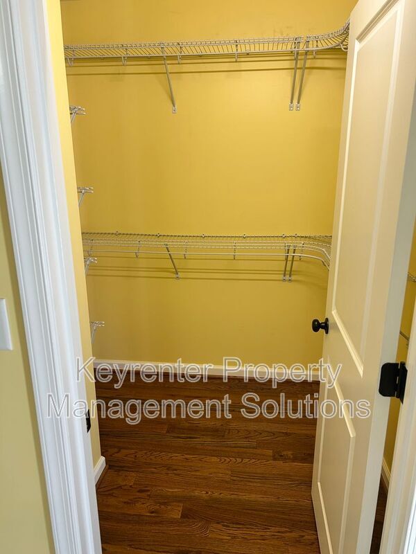 Building Photo - 33 Oak Ln