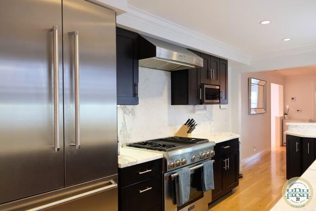 Building Photo - Spacious 2-Bedroom Condo with Private Roof...