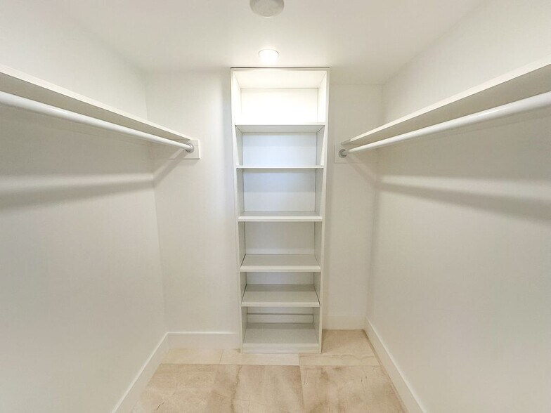 Building Photo - 4800 Bayview Dr