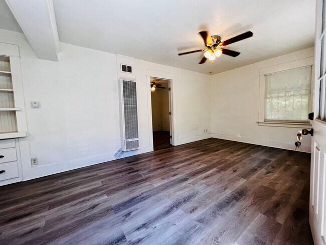 Building Photo - Spacious Cute one bedroom a block from the beach