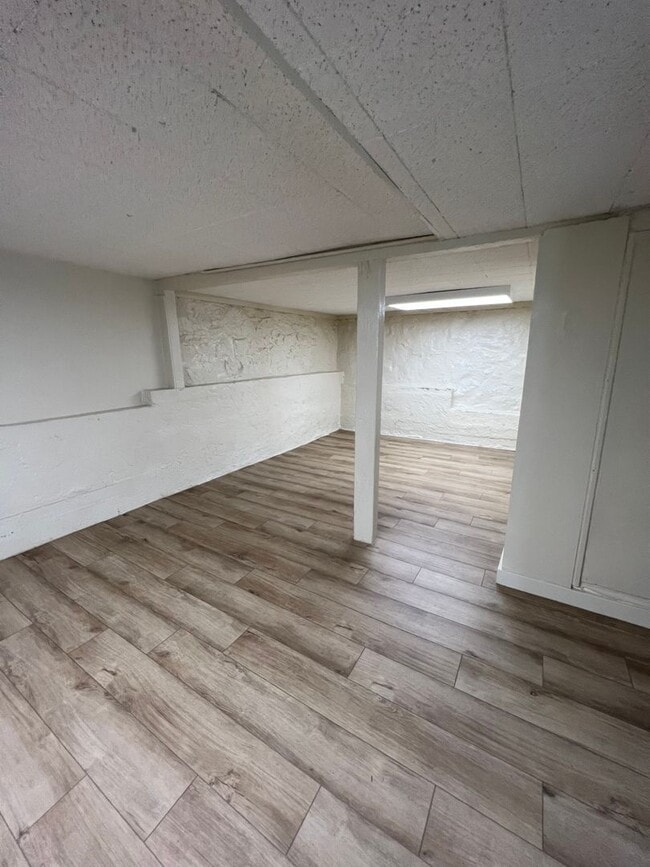 Building Photo - Adorable one bedroom apartment in downtown Grass Valley! Private parking, washer and dryer in unit.