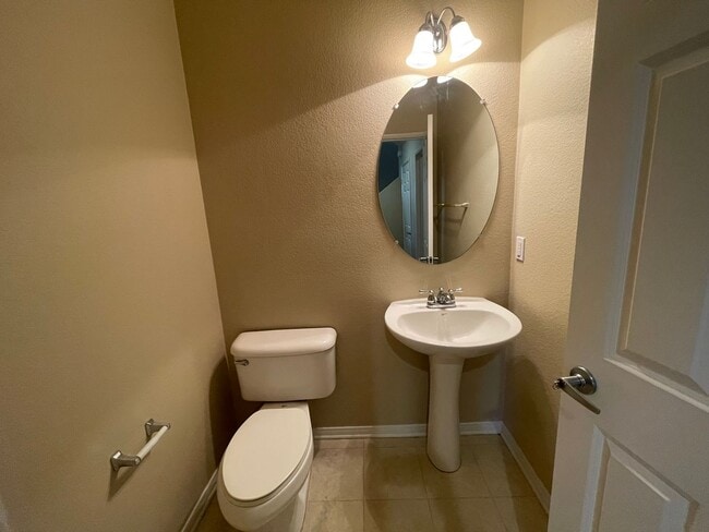 Building Photo - Three Bedroom Two Bathroom Condo in Lake E...