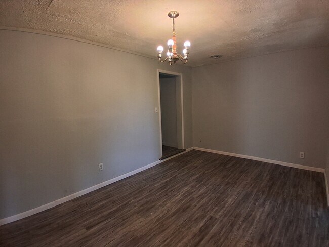 Building Photo - 904 N Collett St