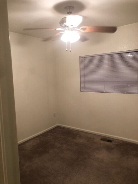 Building Photo - 899 Canary Ln