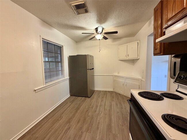 Building Photo - 403 Oak Dr