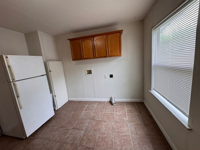 Building Photo - 2 bed 1 bath huge outdoor space and one car garage in Norman!
