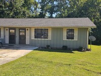 Building Photo - Renovated 2 bed 1 bath Duplex