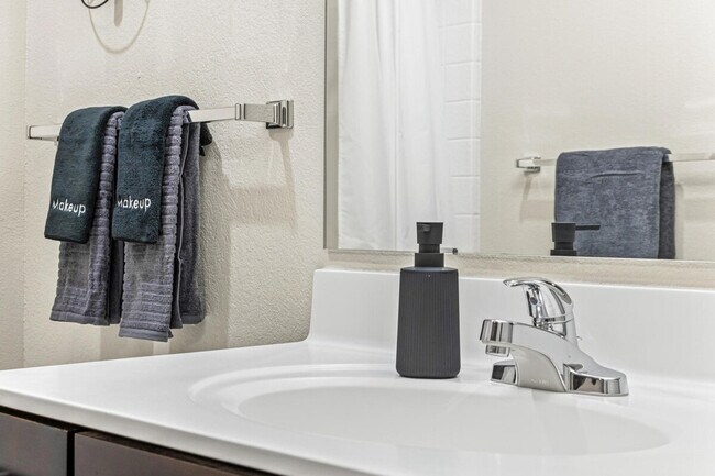 Building Photo - 606 N Washington Ave