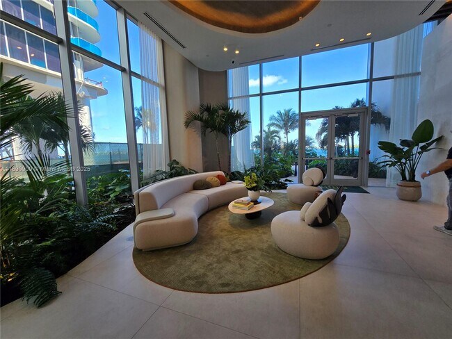 Building Photo - 700 NE 24th St