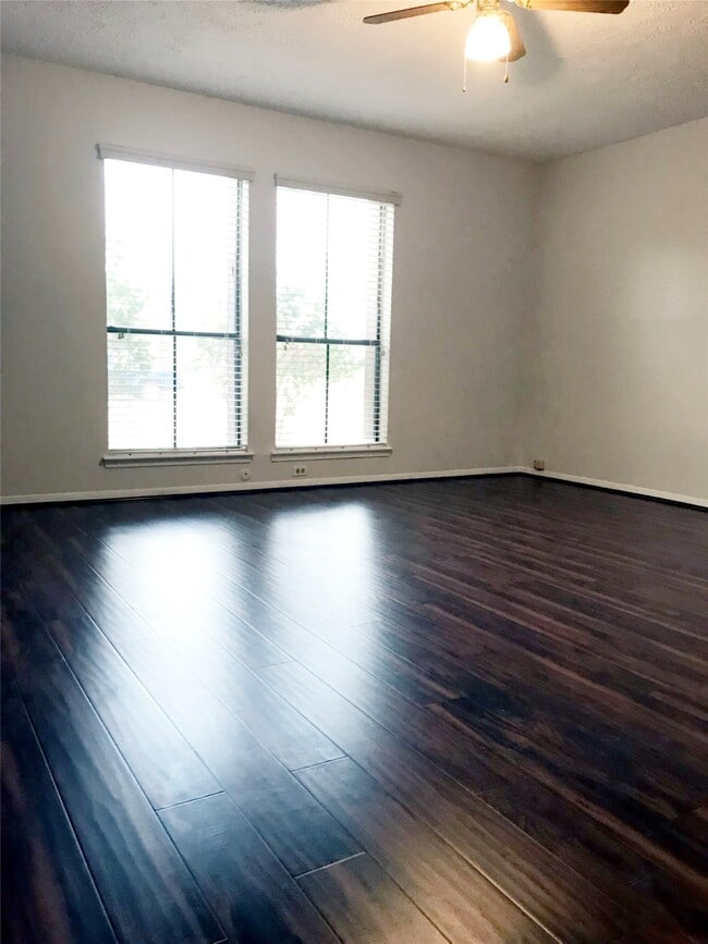 Building Photo - 10118 Sageglow Dr