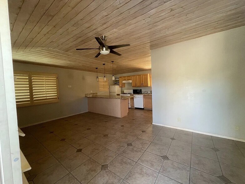 Building Photo - 44510 San Carlos Ave