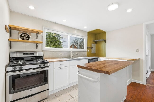 Building Photo - 2be/1ba House in the Heart Of Carrboro with Gym & Sauna