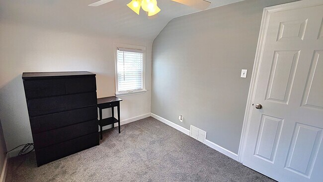 Building Photo - *Beautifully Updated & Charming 3BD/1BA Single-Family Home Available in West Mifflin*