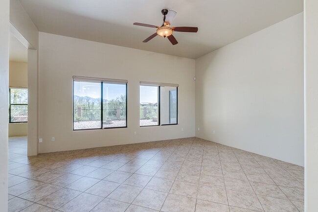 Building Photo - Rare find for this 4 bedroom/3 bath, exqui...