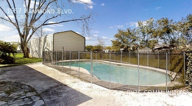 Building Photo - Beautiful Pool Home - Fenced in Yard - Sty...