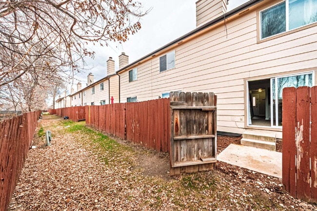 Building Photo - Beautiful Townhome with 3bedrooms and 3 bathrooms, and 1 car garage for rent.