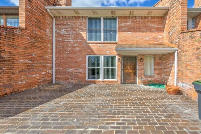 Building Photo - 2452 Country Club Dr