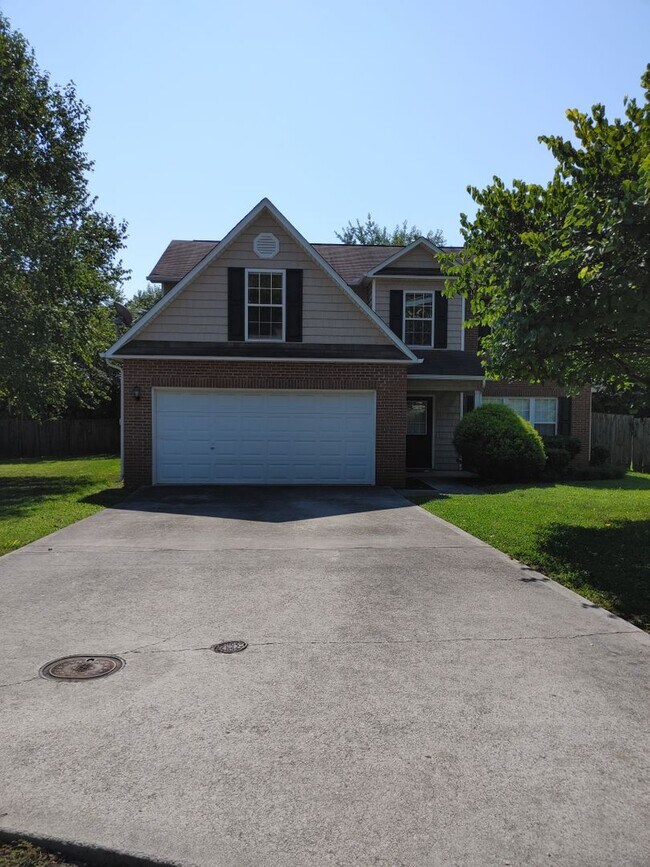 Building Photo - West Knoxville 37909 - Beautiful & newly remodeled with 4 bedroom, 3.5 baths - Call Sharon Arnwin...