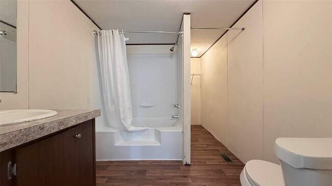 Building Photo - 1430 W Howard Ln