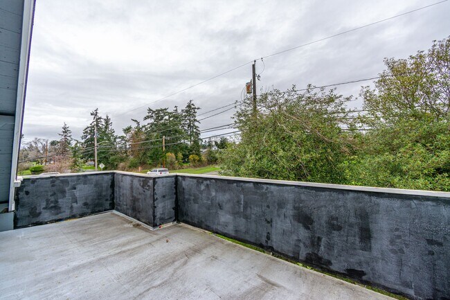 Building Photo - 3 bedroom/3 Bathroom House- In Town with Large yard