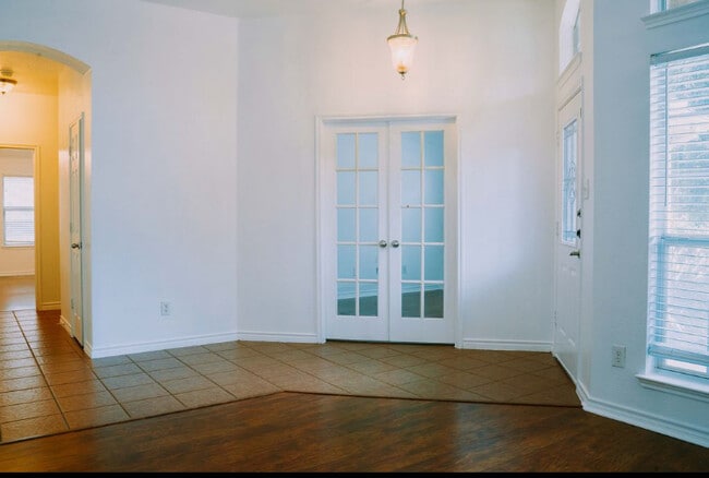 Building Photo - 614 Valencia Dr